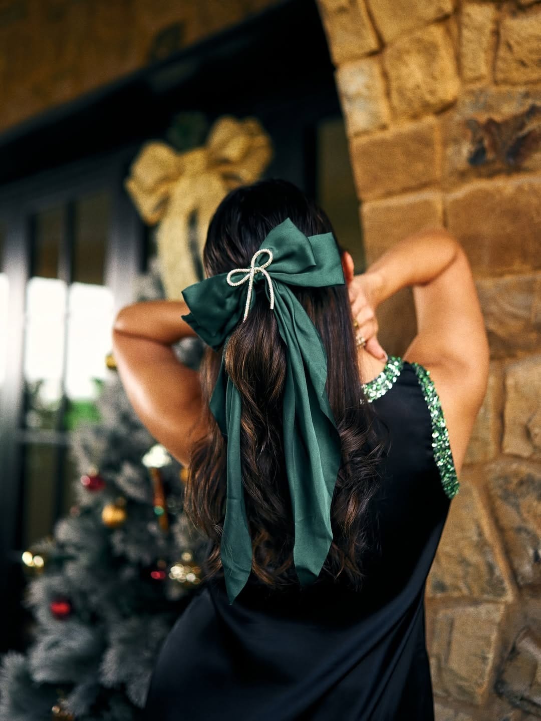 सांगायचं झालं तर, आलिया हिने लावलेले बो सहज बाजारात उपलब्ध आहेत. फार कमी रुपयांत बो मिळतात... अभिनेत्री आलिया भट्ट कायम वेस्टर्न आणि इंडियन आउटफिटमध्ये चाहत्यांना फॅशन गोल्स देत असते. 