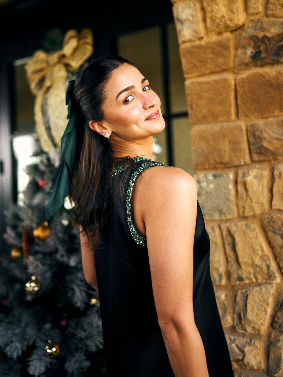  सर्वात महत्त्वाची गोष्ट म्हणजे एका मुलीची आई झाल्यानंतर देखील अभिनेत्री आलिया भट्ट हिचं फिटनेस कायम आहे. आता देखील अभिनेत्रीचे काही फोटो सोशल मीडियावर तुफान व्हायरल होत आहेत.