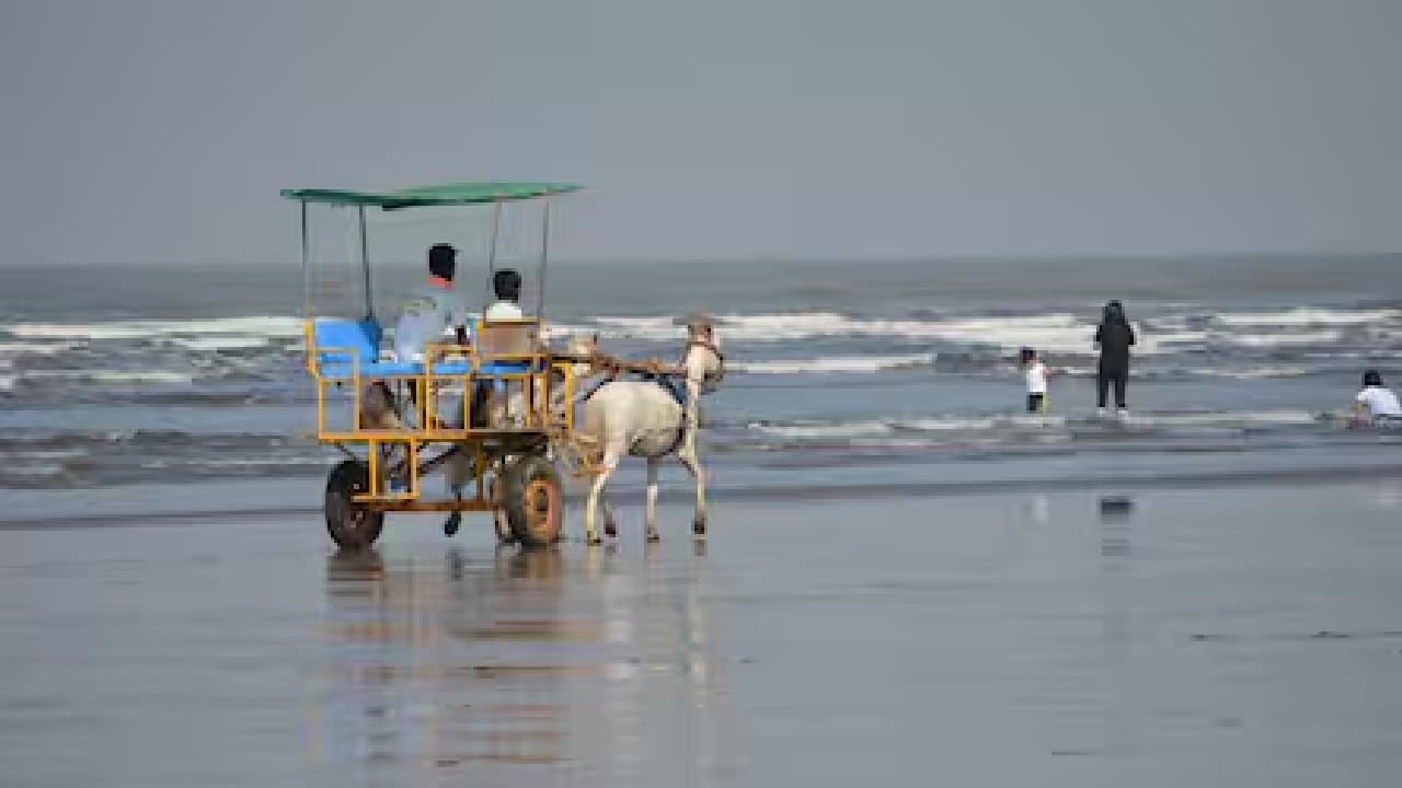 अलिबाग- जर तुम्हाला कुटुंबासोबत बीचवर जायचे असेल तर सर्वात सुंदर ठिकाण म्हणजे अलिबाग. हे मुंबईपासून जवळ आहे. तुम्ही तिथे बोटीने जाऊ शकता. त्यामुळे खर्च देखील कमी येईल. 