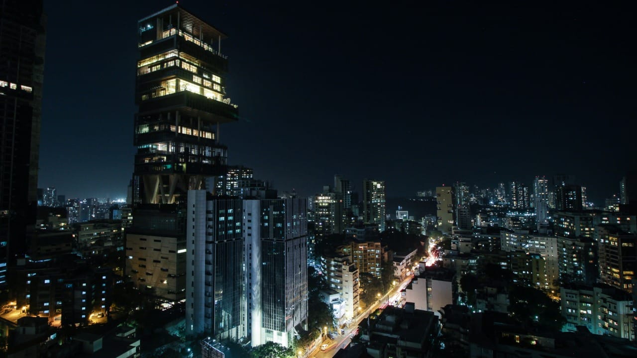 एका मुलाखतीत मुकेश अंबानी यांनी सांगितले होते की, ते कुठेही असले तरी त्यांना घरातील साधे डाळ-भात आणि भाजीच जास्त आवडते. त्यांच्या किचनमध्ये शेफची एक मोठी टीम असली तरी भाज्यांची निवड आणि स्वच्छता यावर नीता अंबानी स्वतः लक्ष देतात.