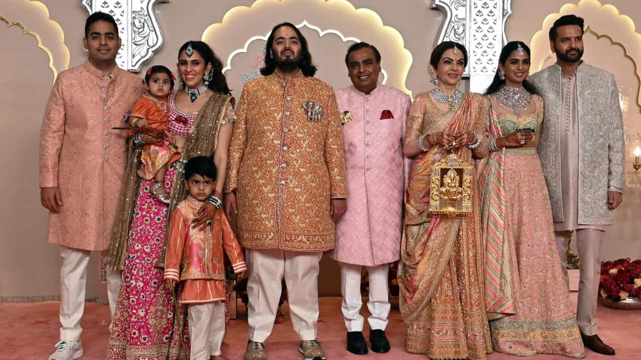 मुकेश अंबानी आणि त्यांच्या कुटुंबाच्या आलिशान जीवनशैलीची चर्चा नेहमीच होत असते. त्यांचे निवासस्थान अँटिलिया जितके भव्य आहे, तितकीच तिथे वापरल्या जाणाऱ्या प्रत्येक वस्तूची गुणवत्ताही उच्च दर्जाची असते. अंबानींच्या दिवसाची सुरुवात ज्या दुधाने होते, ते दूध साधेसुधे नसून एका रॉयल फार्ममधून येते.