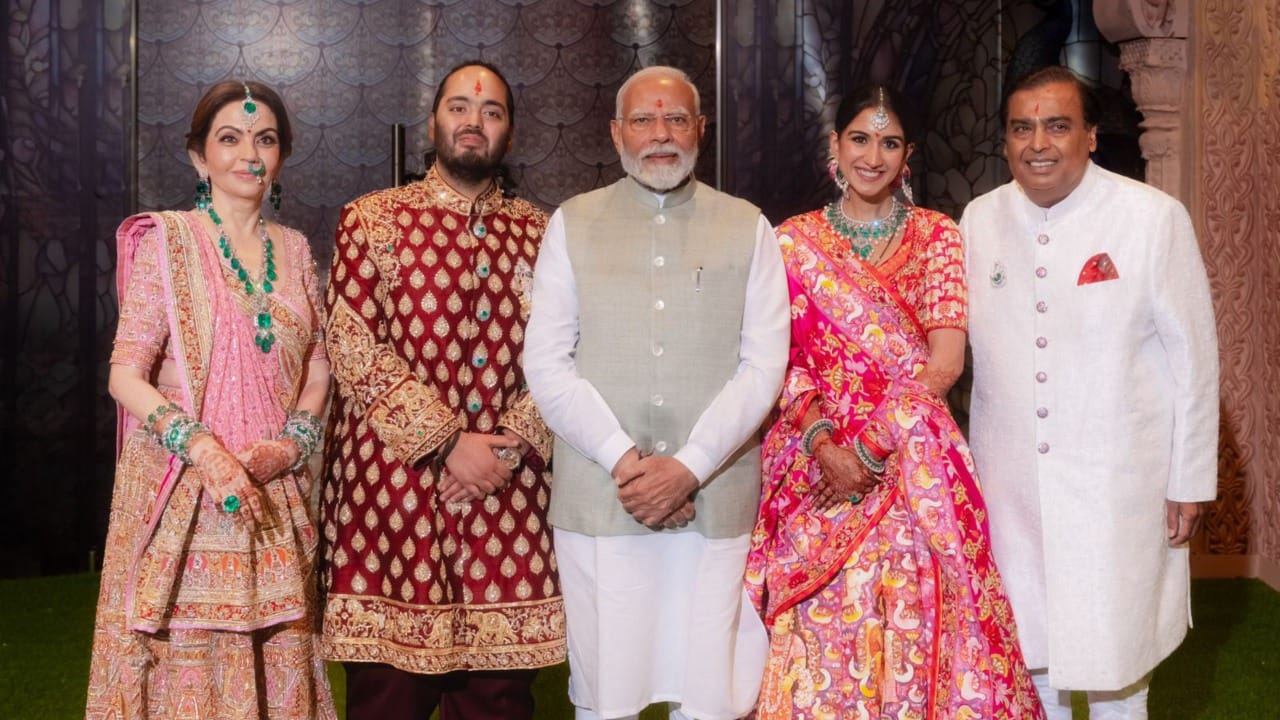 मुकेश आणि नीता अंबानी हे दोघेही शुद्ध शाकाहारी आहेत. घरामध्ये होणाऱ्या मोठ्या पार्टी असोत किंवा एखादा कौटुंबिक सोहळा इथे सर्वत्र फक्त शाकाहारी भोजनच दिले जाते.