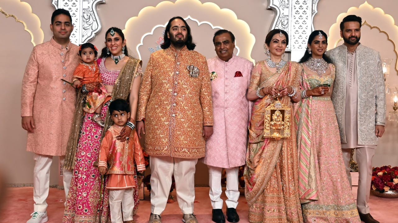 नीता अंबानी आणि मुकेश अंबानी यांच्या आहारात काही अशा फळांचा आणि भाज्यांचा समावेश असतो ज्या भारतीय वातावरणात पिकत नाहीत. विशेष प्रकारचे एवोकॅडो किंवा ड्रॅगन फ्रूट इत्यादी काही पदार्थ हे खास विमानाने परदेशातून मागवले जातात.