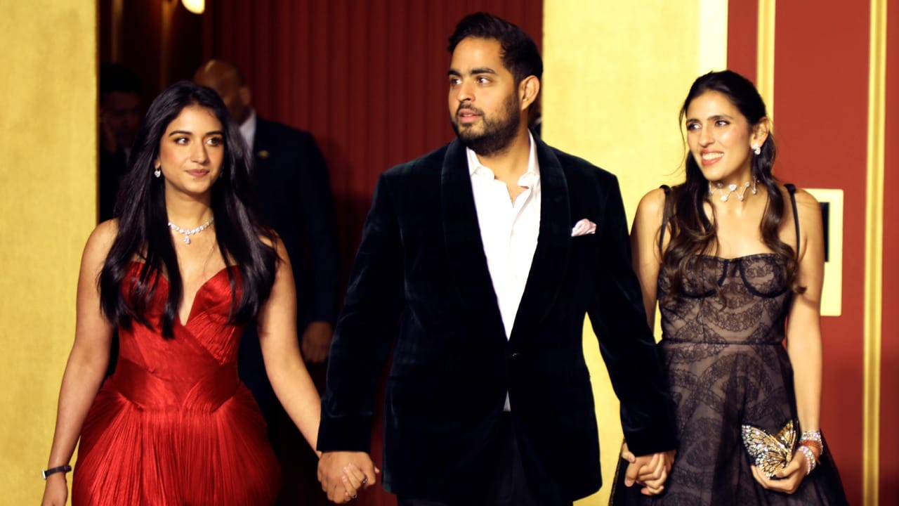 अंबानींच्या दिवसाची सुरुवात इडली, पोहे, उपमा किंवा डोसा अशा दक्षिण भारतीय आणि महाराष्ट्रीयन पदार्थांनी होते. त्यासोबत ताजी फळे आणि ज्यूसचा समावेश असतो. तसेच दुपारच्या जेवणात प्रामुख्याने विविध प्रकारच्या डाळी, भाज्या, पोळी आणि दह्यापासून बनवलेले पदार्थ असतात.