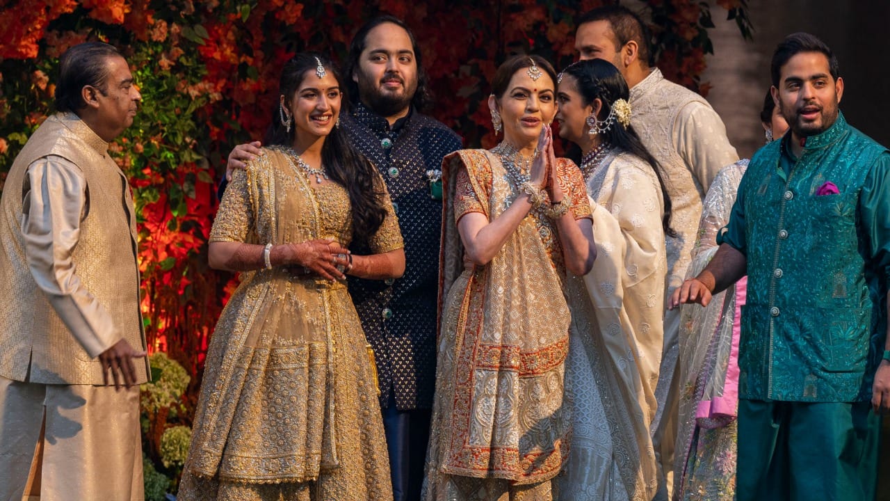 रिलायन्स इंडस्ट्रीजचे सर्वेसर्वा मुकेश अंबानी हे केवळ त्यांच्या व्यवसायासाठीच नाही, तर त्यांच्या शिस्तबद्ध जीवनशैलीसाठीही ओळखले जातात. जगातील सर्वात महागड्या घरात अँटिलियात राहूनही हे कुटुंब अत्यंत साधेपणाने राहते.