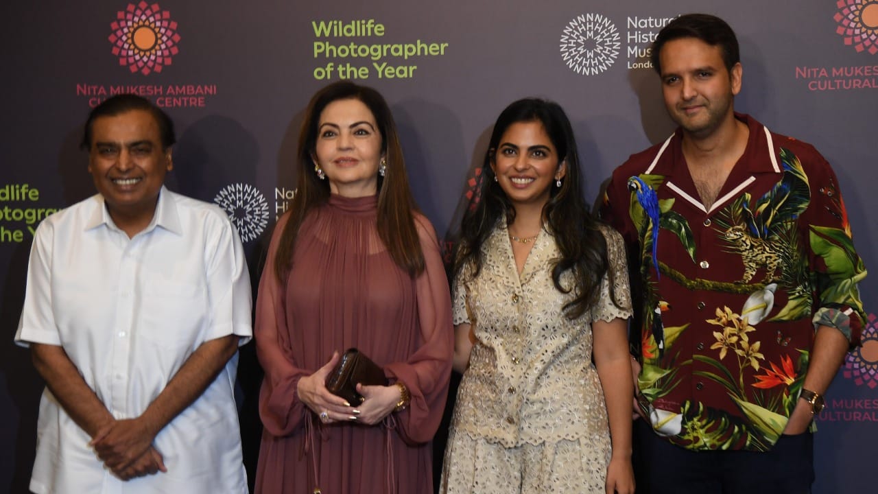 विशेष म्हणजे, अंबानींच्या घरात बाहेरून तयार केलेले अन्न मागवण्यासही मनाई आहे. अंबानी कुटुंब कोणत्याही हॉटेलचे जेवण वा इतर कोणतेही खाद्यपदार्थ खात नाही.