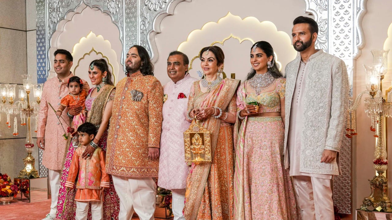 रिलायन्स इंडस्ट्रीजचे सर्वेसर्वा मुकेश अंबानी आणि त्यांचे कुटुंब त्यांच्या अलिशान अँटिलिया निवासस्थानामुळे नेहमीच चर्चेत असते. अंबानींचे २७ मजली हे घर जगातील सर्वात महागड्या घरांपैकी एक मानले जाते.