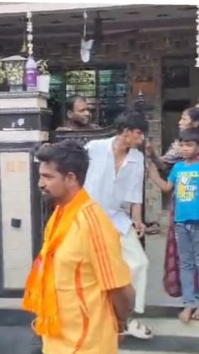 अमरावतीमध्ये माजी नगरसेवकाने पैसे वाटल्याचा आरोप.