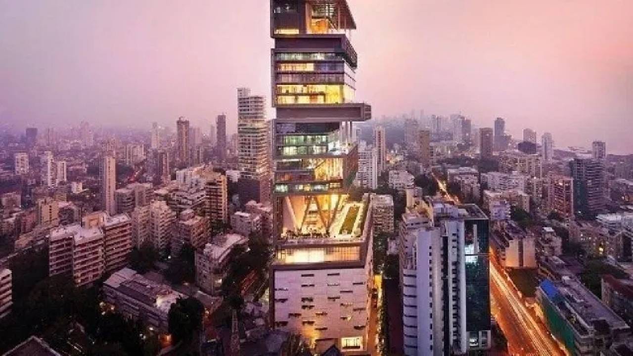 अँटीलिया या घरासाठी १.१२० एकर जमिनीवर २००६ मध्ये बांधकाम सुरू झाले आणि २०१० मध्ये पूर्ण झाले. याच्या बांधकामावर सुमारे ६,००० कोटी रुपयांचा खर्च आला. 'द न्यू इंडियन एक्सप्रेस'च्या अहवालानुसार, ही जमीन मुकेश अंबानी यांच्या अँटीलिया कमर्शियल प्रायव्हेट लिमिटेडने २००२ मध्ये २.५ मिलियन डॉलरला खरेदी केली होती.