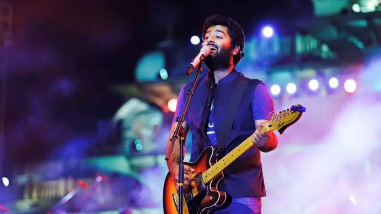 अरिजीत सिंगने पार्श्वगायनातून निवृत्तीची घोषणा केल्यामुळे त्याच्या लाखो चाहत्यांची मने दुखावली गेली आहेत. इंडियन आयडॉलच्या माध्यमातून त्याने कारकिर्दीची सुरुवात केली होती. त्याचे जगभरात करोडो चाहते आहेत.  