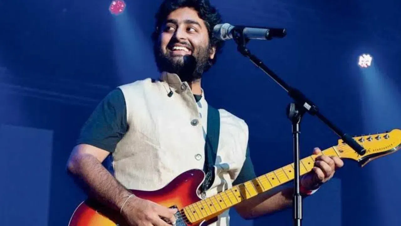 अरिजीत सिंग लाईव्ह शो आणि कॉन्सर्टसाठीही भरमसाठ फी आकारतो. त्याचे वार्षिक उत्पन्न अंदाजे 70 कोटी आहे, ज्यामध्ये ब्रँड एंडोर्समेंटचाही समावेश आहे. अरिजीत सिंग दोन तासांच्या लाईव्ह परफॉर्मन्ससाठी अंदाजे 14 कोटी फी घेतो. .