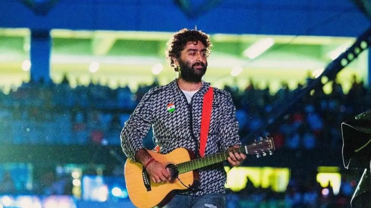 गायक म्हणून 15 वर्षांच्या कारकिर्दीत अरिजीत सिंगने जगभरातील करोडो लोकांची मने जिंकली आहेत. त्याने हिंदी, बंगाली, मराठी आणि तेलुगू सारख्या भाषांमधील 400 हून अधिक गाण्यांना आवाज दिला आहे. मीडिया रिपोर्ट्सनुसार, अरिजीत सिंगची एकूण संपत्ती अंदाजे 414 कोटी रूपये आहे.   