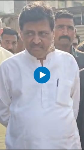 नांदेडमध्ये अशोक चव्हाण यांनी बजावला मतदानाचा हक्क.