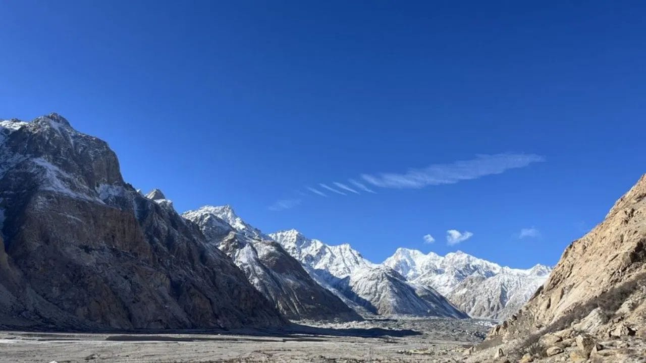 4 - सियाचिन ग्लेशियर ही जगातील सर्वात उंच युद्धभूमी आहे. येथे भारत-पाकिस्तानची सीमा असल्याने सुरक्षेसाठी हा भाग अत्यंत संवेदनशील आहे. प्रतिकूल हवामान आणि सुरक्षासाठी पर्यटकांना येथे जाण्यास बंदी आहे. केवळ सैन्यदल आणि पूर्व परवानगी दिलेले संशोधकच येथे जाऊ शकतात.सियाचीन बेस कँपजवळ सिव्हील पर्यटन सुविधा सर्व सामान्य पर्यटकांसाठी खुली आहे मात्र येथे जाण्यासाठी विशेष परवानगी लागते. 