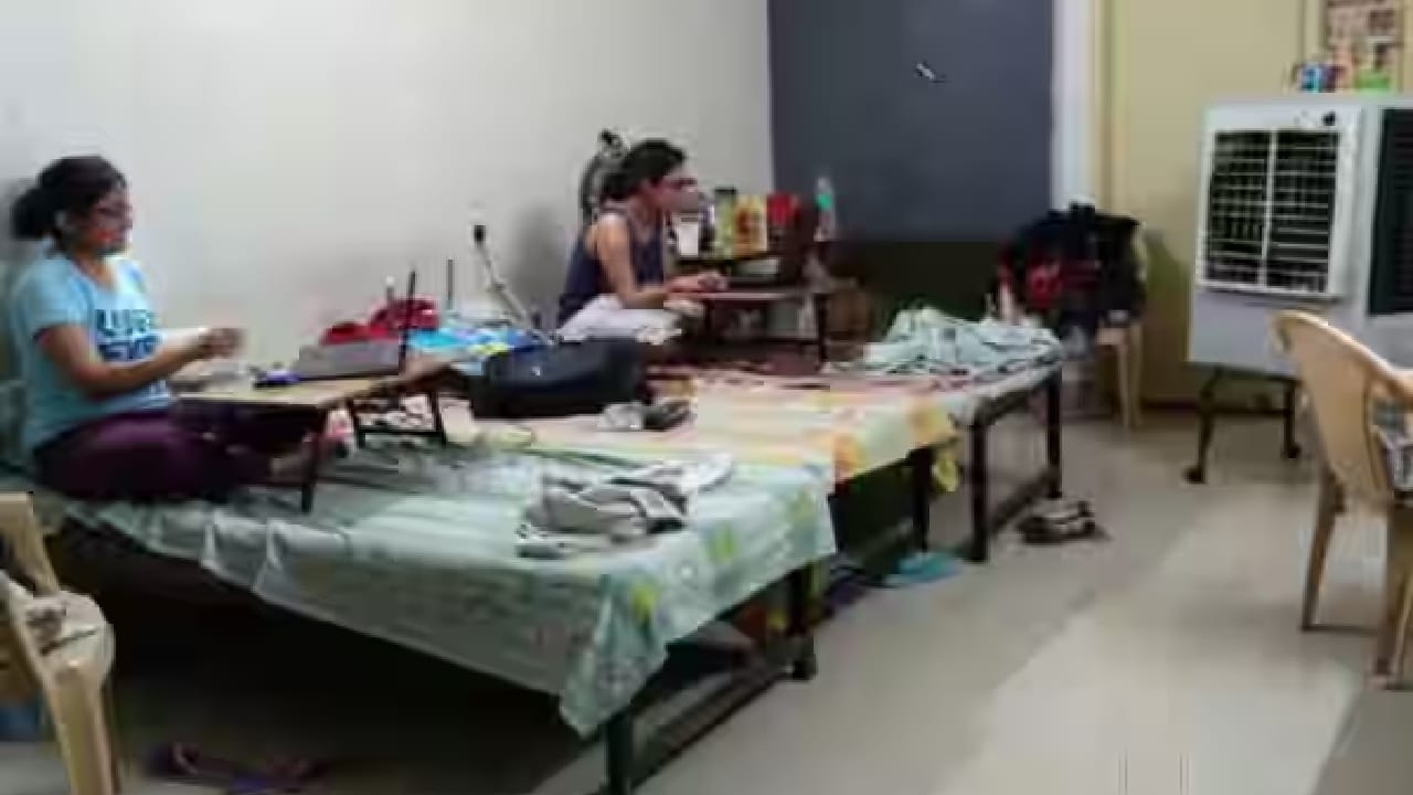 सध्या मुंबईतील बॅचलर मुलींच्या रुममधील नियमांची एक यादी सोशल मीडियावर प्रचंड व्हायरल होत आहे. या नियमांमधून केवळ शिस्तच नाही तर एकमेकांची काळजी, सुरक्षितता आणि सहजीवनाचं भानही दिसून येतं.