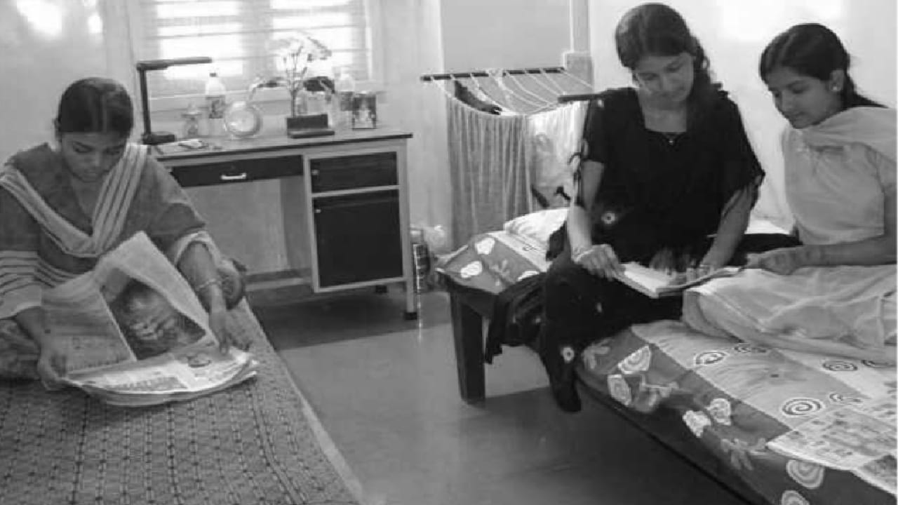 अशीच एक आचारसंहिता मुंबईतील एका बॅचलर मुलींच्या रुमच्या भिंतीवर लावलेली असून, त्याचा फोटो प्रचंड व्हायरल झाल्यानंतर अनेकांना हे नियम वाचण्याची उत्सुकता लागली आहे.