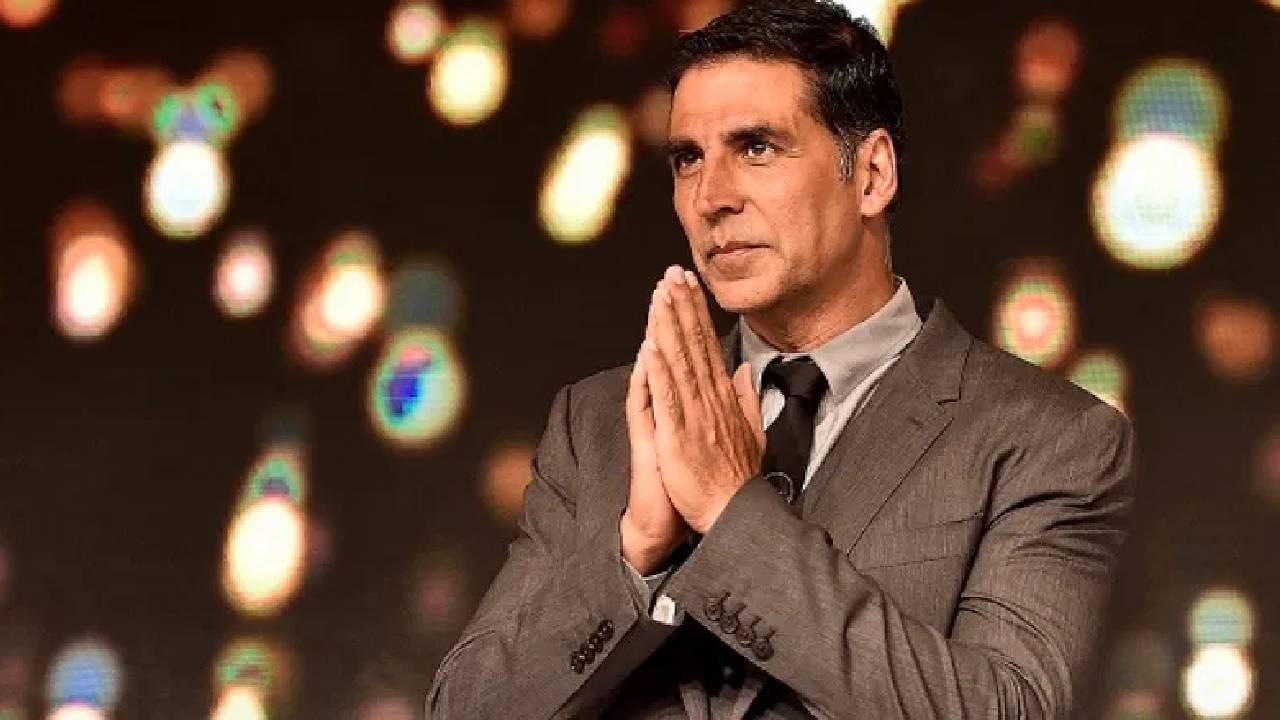 त्याच्या तिन्ही चित्रपटांना जबरदस्त रिस्पॉन्स मिळाला तर अक्षय कुमारसाठी वर्ष 2026 जबरदस्त ठरु शकतं. त्यातले दोन चित्रपट तो प्रियदर्शन सोबत करतोय. यात 'हैवान' आणि 'भूत बंगला' हे चित्रपट आहेत. सध्या तो 'वेलकम टू द जंगल' चित्रपटावर काम करत आहे. 2025 मध्ये हा चित्रपट रिलीज होणार होता. 