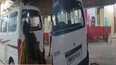 Badlapur : शाळेच्या व्हॅनमधून उशीरा परतली, भेदरलेल्या चिमुकलीने सांगितलेलं ऐकून आई हादरलीच... बदलापूरमध्ये काय घडलं ?