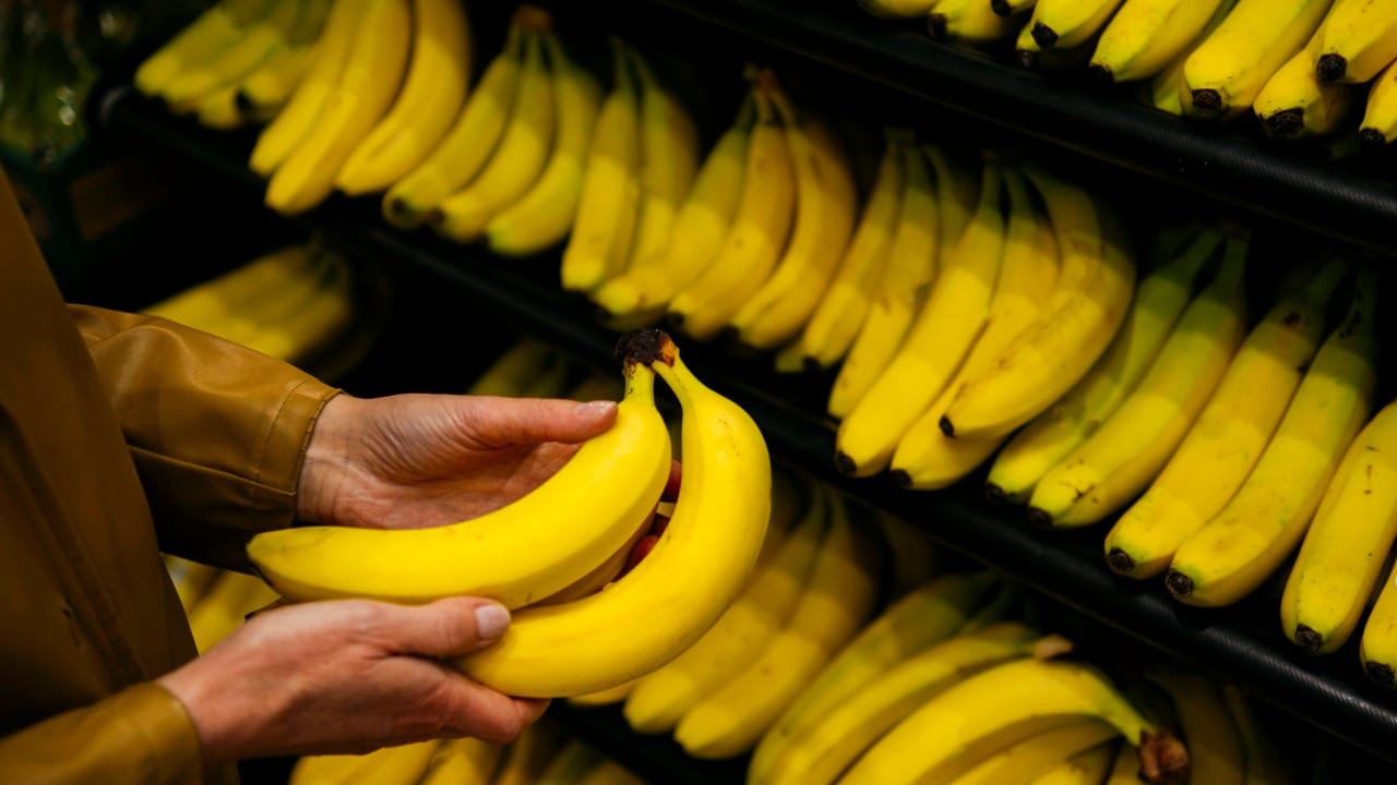 संध्याकाळी ४ ते ६ च्या दरम्यान जेव्हा छोटी भूक लागते, तेव्हा जंक फूड खाण्याऐवजी केळी खाणे हा एक उत्तम पर्याय आहे. यामुळे स्नॅक्सिंगची सवय सुटते. तसेच शरीराला आवश्यक पोषण मिळते.