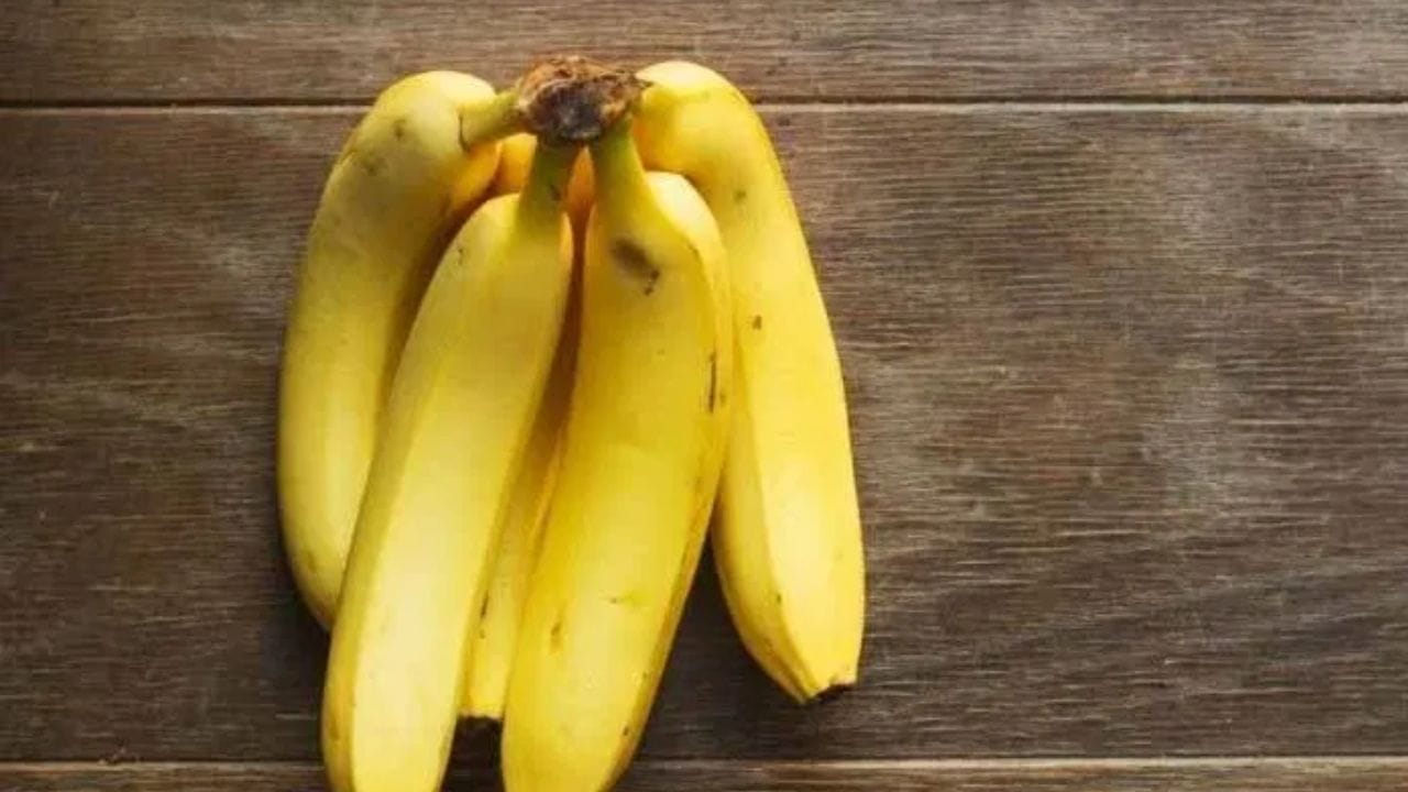 देठाचा रंग : केमिकलने पिकवलेल्या केळीचे देठ गडद हिरवे असतो, पण केळी मात्र पूर्ण पिवळी धमक दिसते. तर नैसर्गिकरीत्या पिकलेल्या केळीचे देठ आणि केळी दोन्ही हळूहळू पिवळी किंवा काळपट पडतात.