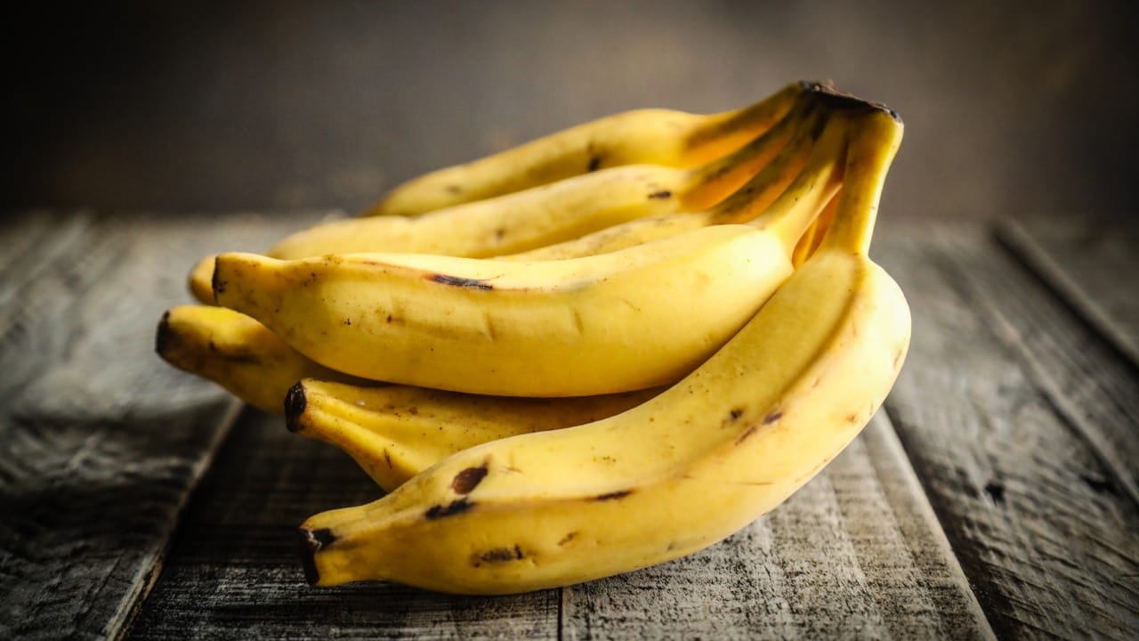 सकाळी उठल्यावर केळी खाल्ल्याने शरीराला त्वरित ऊर्जा मिळते. यामध्ये असलेले व्हिटॅमिन बी ६ आणि पोटॅशियम रक्ताभिसरण सुधारण्यास मदत करतात. ज्यांना बद्धकोष्ठतेचा त्रास आहे, त्यांच्यासाठी सकाळी केळी खाणे अत्यंत गुणकारी ठरते.