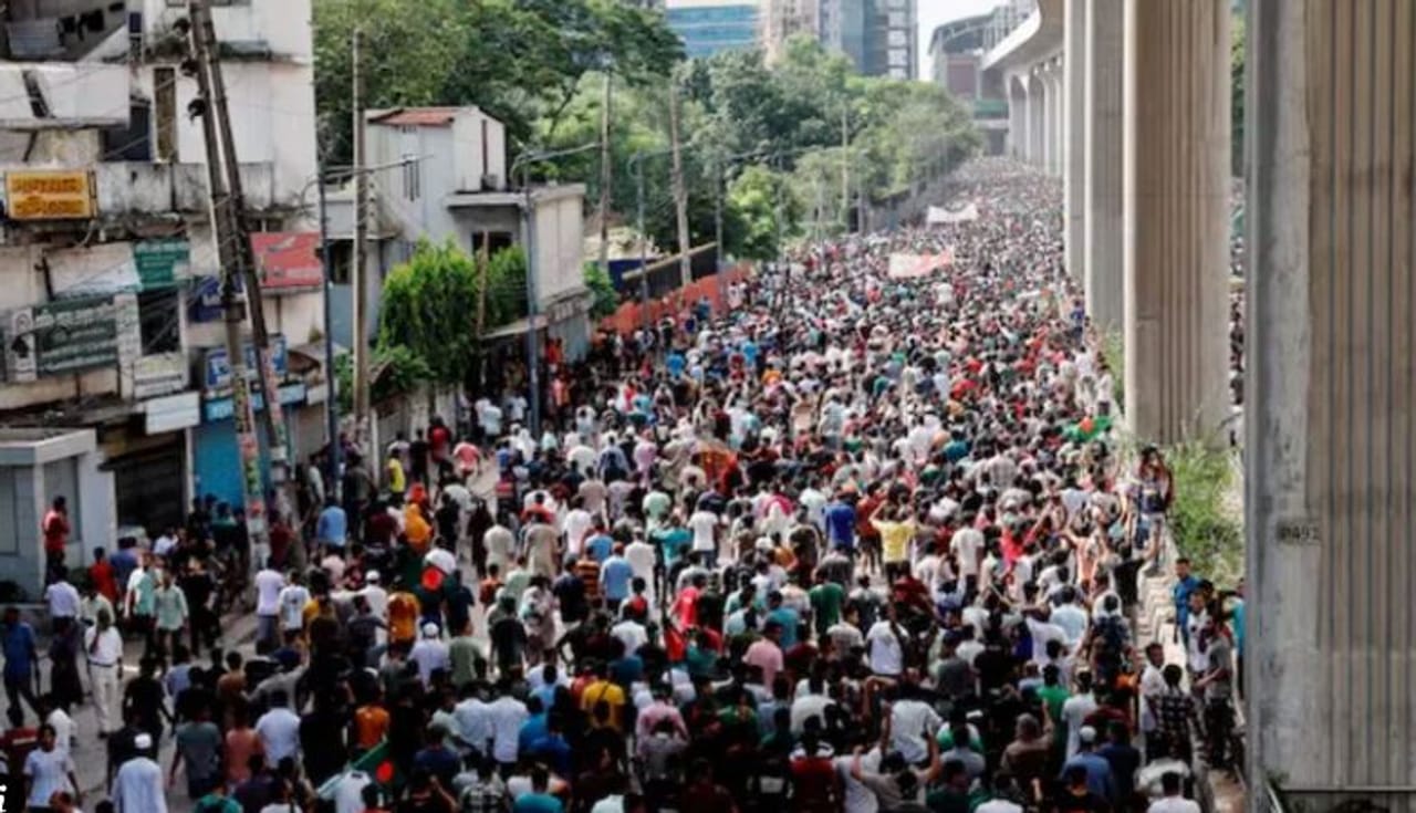 बांगलादेश हा असा देश आहे, जो कधीकाळी भारताचाच अविभाज्य भाग होता. परंतु भारताला स्वातंत्र्य मिळाले तेव्हा फाळणीनंतर हा प्रदेश पाकिस्तानात गेला. कालांतराने पाकिस्तानपासूनही वेगळे होत बांगलादेश या नव्या देशाची निर्मिती झाली. बांगलादेशात अल्पसंख्याकांची स्थिती फारच नाजूक आहे. तिथे अल्पसंख्याकांवर हल्ले होण्याचे प्रमाण लक्षणीय आहे. 