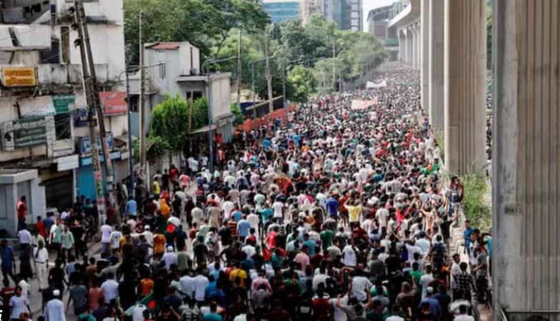बांगलादेश हा असा देश आहे, जो कधीकाळी भारताचाच अविभाज्य भाग होता. परंतु भारताला स्वातंत्र्य मिळाले तेव्हा फाळणीनंतर हा प्रदेश पाकिस्तानात गेला. कालांतराने पाकिस्तानपासूनही वेगळे होत बांगलादेश या नव्या देशाची निर्मिती झाली. बांगलादेशात अल्पसंख्याकांची स्थिती फारच नाजूक आहे. तिथे अल्पसंख्याकांवर हल्ले होण्याचे प्रमाण लक्षणीय आहे.
