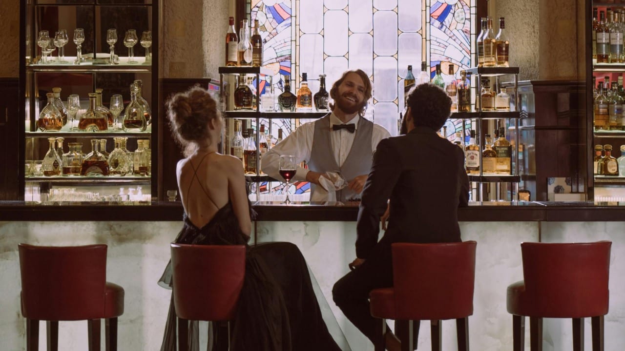 बार, कल्ब आणि पब या तिन्ही ठिकाणांचे स्वरूप, वातावरण आणि उद्देश पूर्णपणे वेगळे असतात. बार हे प्रामुख्याने मद्य किंवा पेये देण्यासाठी ओळखले जाते. येथील वातावरण सामान्यतः शांत आणि आरामदायी असते. येथे एक लांब काउंटर (Bar Counter) असतो आणि बसण्यासाठी सोयीस्कर जागा असते.