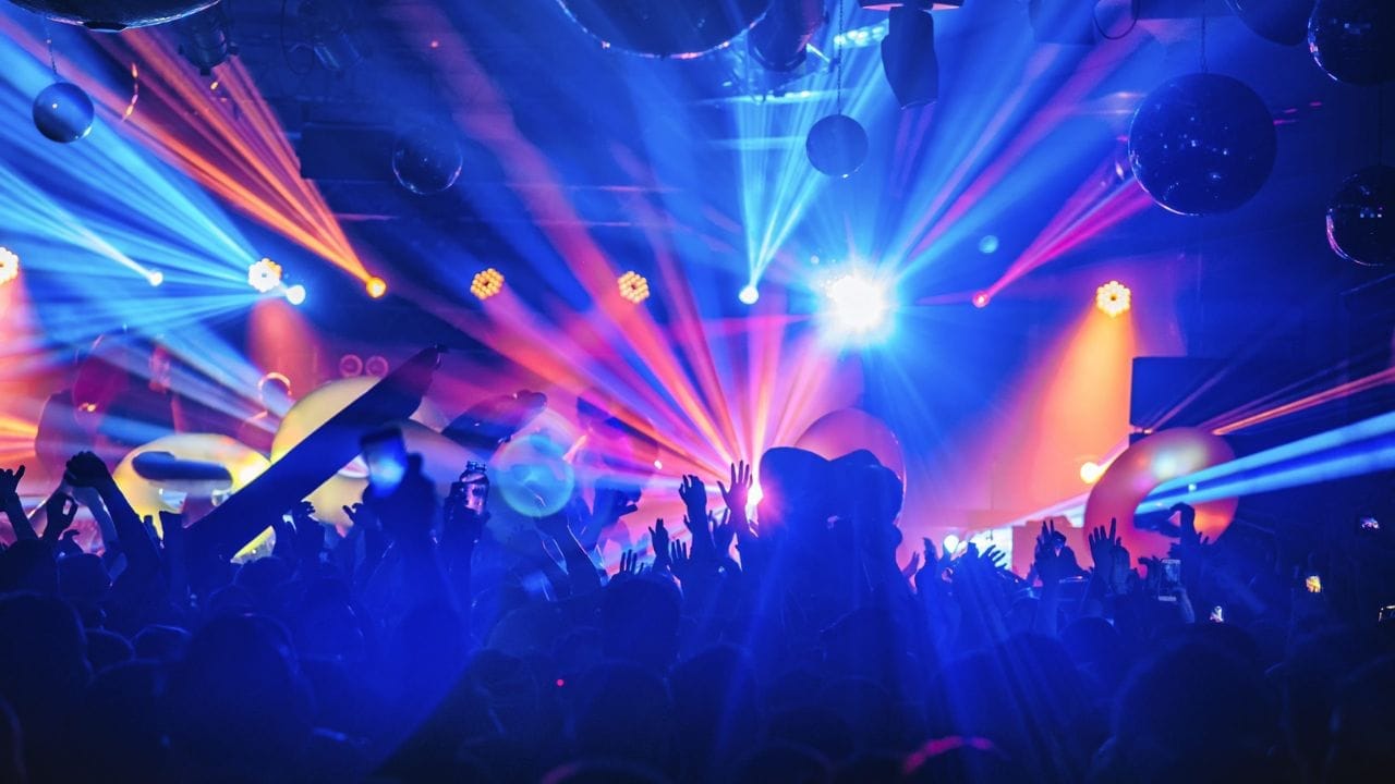 ज्यांना मित्र किंवा सहकाऱ्यांसोबत गप्पा मारत आरामात ड्रिंकचा आनंद घ्यायचा आहे, त्यांच्यासाठी बार हा सर्वोत्तम पर्याय असतो येथे खूप मोठ्या आवाजात संगीत नसते. त्यामुळे तुम्हाला रिलॅक्स होता येते.