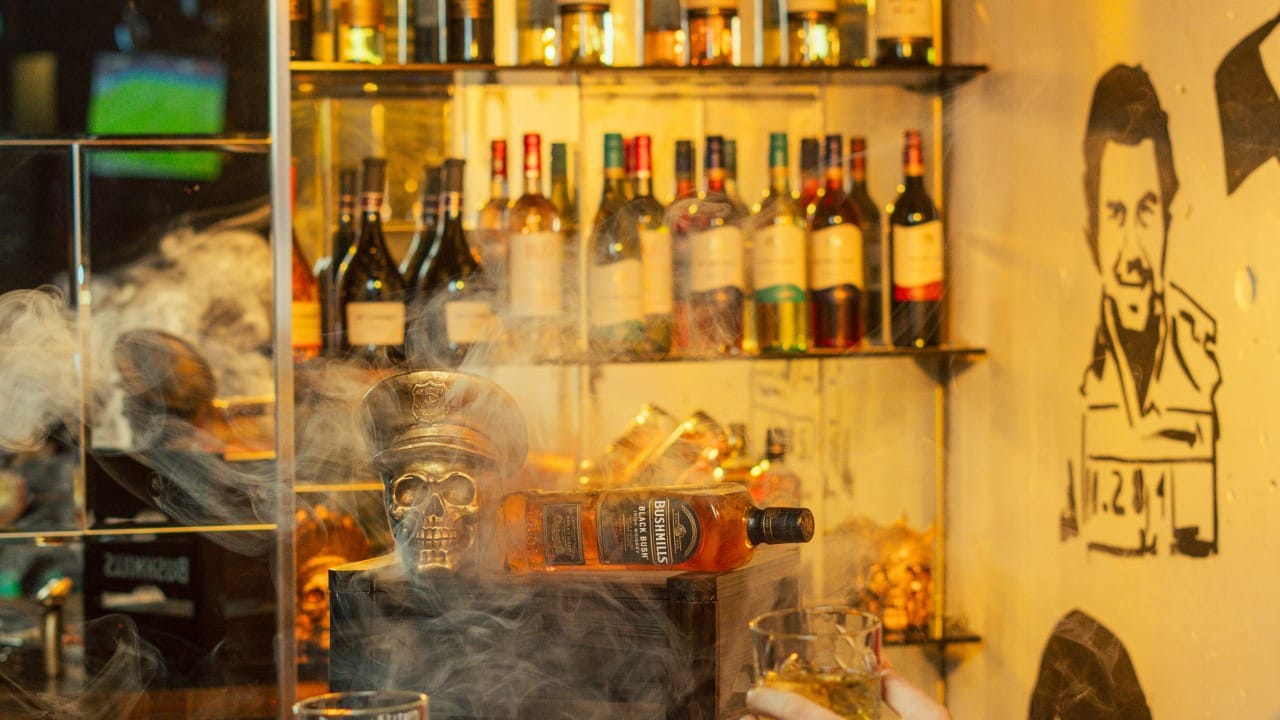 आजच्या धावपळीच्या जीवनात विकेंडला किंवा सुट्टीच्या दिवशी अनेक जण नाईटलाईफ एन्जॉय करण्यासाठी जातात. दिल्ली-मुंबईसारख्या शहरांमध्ये नाईटलाइफची मोठी क्रेझ आहे. पण आजही अनेकजण बार, कल्ब आणि पब याबद्दल गल्लत करतात. आज आपण या तीनमध्ये नेमका काय फरक असतो, याची माहिती घेणार आहोत.