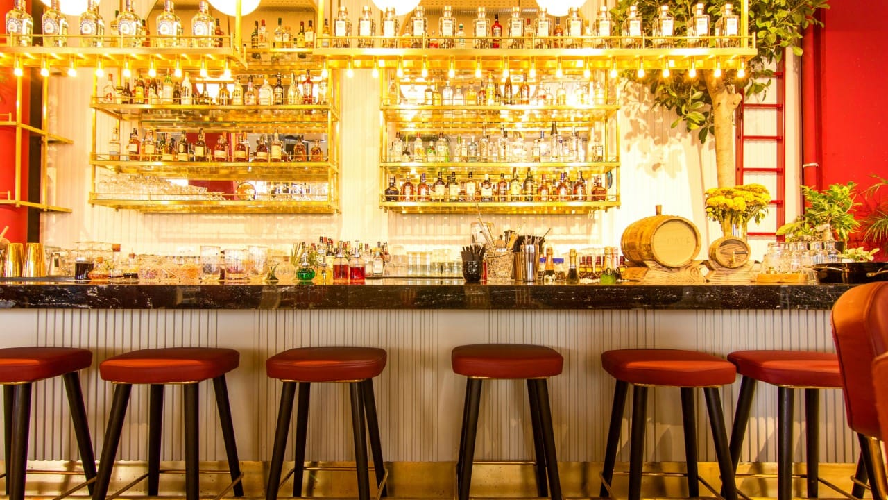 बारमध्ये फक्त स्नॅक्स मिळतात, पण पबमध्ये तुम्हाला स्टार्टर्सपासून ते मुख्य जेवणापर्यंत सर्व काही मिळते. जर ऑफिसनंतर सहकाऱ्यांसोबत रिलॅक्स होण्यासाठी किंवा कुटुंबासोबत/मित्रांसोबत जेवणाचा आणि पेयांचा आनंद घेण्यासाठी पब ही योग्य जागा आहे.