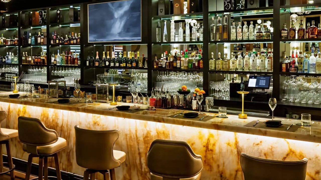 पब हा शब्द पब्लिक हाउस यावरून आला आहे. हे बार आणि रेस्टॉरंटचे मिश्रण मानले जाते. पबचे वातावरण घरगुती आणि स्वागतार्ह असते. येथे बारपेक्षा जास्त आणि क्लबपेक्षा कमी आवाज असतो. पबचे सर्वात मोठे वैशिष्ट्य म्हणजे येथील जेवण.