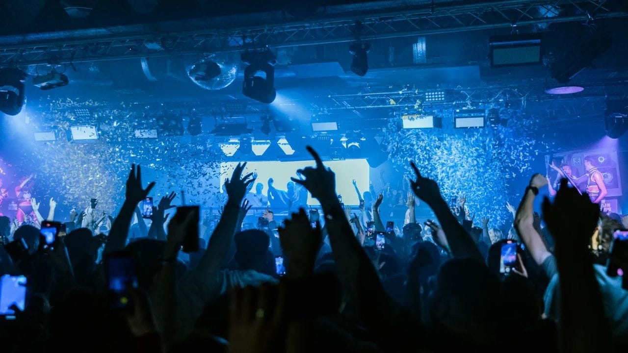 क्लबमध्ये सहसा डीजे (DJ) असतो. येथे प्रवेश करण्यासाठी अनेकदा ठराविक वयोगट किंवा ड्रेस कोडचे नियम असतात. ज्यांना पार्टी करायची आहे आणि तासनतास डान्स करायचा आहे, अशा तरुणाईसाठी क्लब हे आकर्षणाचे केंद्र असते.