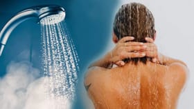 घरात पैसा टिकत नाही? मग पाण्यात या 5 गोष्टी मिसळून करा अंघोळ.