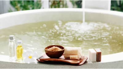मीठाच्या पाण्याने अंधोळ केल्यास त्वचेला काय फायदे होतात?