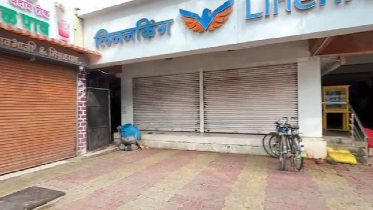 अजित पवार हे बीड जिल्ह्याचे पालकमंत्री होते. त्याच्या निधनानंतर बीड जिल्ह्यातील बाजारपेठा बंद ठेवण्यात आल्या आहेत. पालकमंत्री असलेले अजित दादा गेल्याने जिल्हाभर शोककळा पसरली आहे.