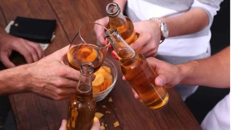  अनेक लोकांना वाटते की बिअर पिने शरीरासाठी चांगले असते. विशेष म्हणजे इतर मद्यांच्या तुलनेत बिअरमध्ये अल्कोहोलचे प्रमाण कमी असते. त्यामुळेच अनेकजण बिअर प्यायलाने शरीरावर कोणताही वाईट परिणाम पडत नाही, असे वाटते. हाच दावा करून अनेकजण बिअर पिण्याचे समर्थन करतात. परंतु डॉक्टरांचे मत मात्र वेगळेच असते. त्यामुळेच बिअर पिणे चांगले असते का? सोबतच किती बिअर पिणे सुरक्षित मानले जाते, हे जाणून घेऊ या...