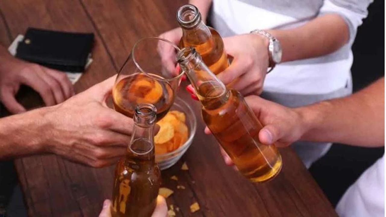 अनेक लोकांना वाटते की बिअर पिने शरीरासाठी चांगले असते. विशेष म्हणजे इतर मद्यांच्या तुलनेत बिअरमध्ये अल्कोहोलचे प्रमाण कमी असते. त्यामुळेच अनेकजण बिअर प्यायलाने शरीरावर कोणताही वाईट परिणाम पडत नाही, असे वाटते. हाच दावा करून अनेकजण बिअर पिण्याचे समर्थन करतात. परंतु डॉक्टरांचे मत मात्र वेगळेच असते. त्यामुळेच बिअर पिणे चांगले असते का? सोबतच किती बिअर पिणे सुरक्षित मानले जाते, हे जाणून घेऊ या...