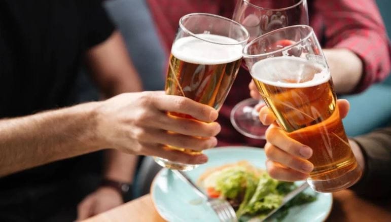 जागतिक आरोग्य संघटनेच्या रिपोर्टनुसार अल्कोहोलचा एक थेंबदेखील शरीसासाठी घातक असतो. म्हणूनच बिअर पिणे शरीरासाठी चांगली असते, हा तर्क चुकीचा आहे. अक्लोहोलमुळे कर्करोगही होऊ शकतो. त्यामुळेच बिअर आणि अन्य कोणतेही मद्य प्राशन करणे शरीरासाठी घातकच असते.