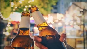 बिअरची बॉटल नेहमी हिरव्या, तपकिरी रंगाचीच का असते? लॉजिक वाचाच.... बिअरची बॉटल नेहमी हिरव्या, तपकिरी रंगाचीच का असते? लॉजिक वाचाच....