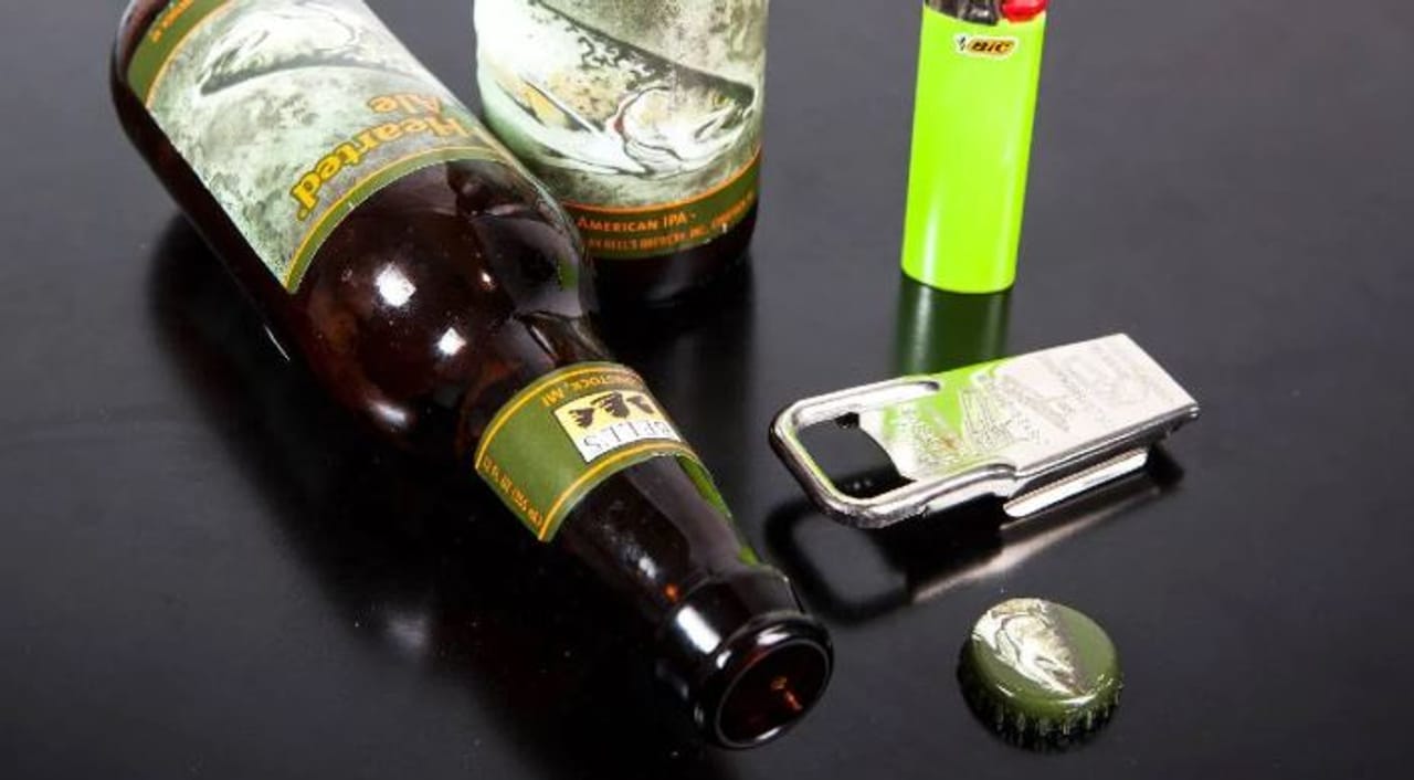 जगभरात कोट्यवधी लोक आवडीने मद्यप्राशन करतात. बहुसंख्य लोकांना बिअर हाच मद्याचा प्रकार जास्त आवडतो. परंतु मद्याची बॉटल नेहमीच हिरव्या किंवा तपकिरी रंगात दिली जाते. यामागे नेमकं कारण काय आहे? हे अनेक लोकांना माहिती नाही. 