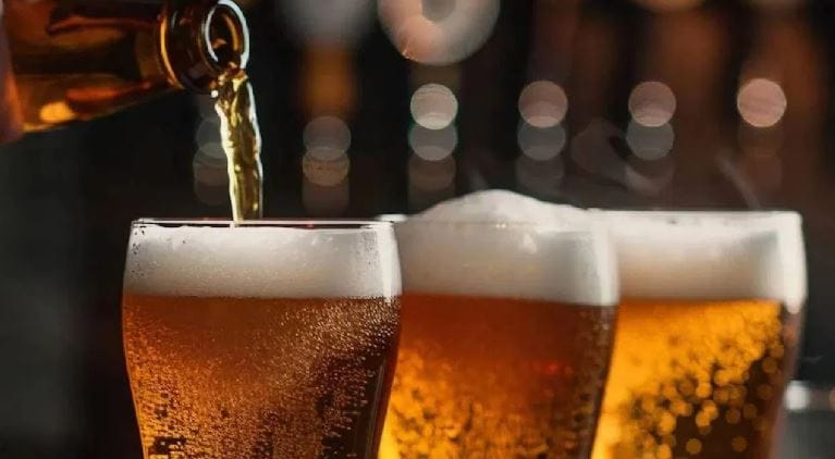 बिअर ही अनेकदा तुम्हाला हिरव्या किंवा तपकिरी काचेच्या बॉटलमध्येच पाहायला मिळते. बिअर कधीच पारदर्शक काचेच्या बॉटलमध्ये ठेवली जात नाही. त्यामागे काही कारणं आहेत. हिरव्या आणि तपकिरी रंगाचा संदर्भ हा बिअरची चव, तिची गुणवत्ता याच्याशी आहे. 