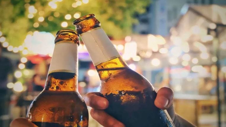 जुन्या काळात अगोदर बिअर मताीच्या भांड्यात ठेवली जायची. परंतु नंतरच्या काळात बिअर काचेच्या बॉटलमध्ये ठेवण्यास सुरुवात झाली. बिअरचा खप हा जगभरात आहे. त्यामुळे एका देशात उत्पादित केलेली बिअर ही दुसऱ्या देशात पाठवली जाऊ लागली. परंतु या प्रवासादरम्यान काचेच्या बॉटलमध्ये ठेवण्यात येत असलेली बिअर खराब होऊ लागली. तिची चव बिघडू लागली. 