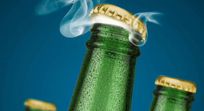 परंतू बिअरची बॉटल पारदर्शक असण्याऐवजी हिरव्या किंवा तपकिरी रंगाची असेल तर सूर्याची यूव्ही किरणं परावर्तीत होतात. ते बॉटलमध्ये असलेल्या बिअरपर्यंत कमी प्रमाणात जातात. म्हणूनच बिअर लवकर खराब होऊ नये म्हणून बिअरच्या बॉटलचा रंग हा तपकिरी किंवा हिरवा असतो. (टीप- मद्यप्राशन आरोग्यास हानिकारक असते. हा लेख फक्त माहितीसाठी देण्यात आलेला आहे. मद्यप्राशन करू नये.) 