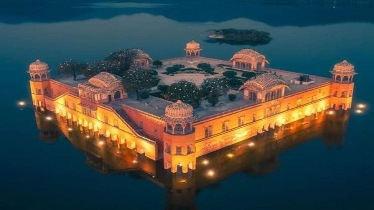 प्रत्येकाला वेगवेगळ्या आणि सुंदर ठिकाणी फिरण्याची आवड असते. मात्र, जेव्हा प्रत्यक्ष प्रवासाची वेळ येते, तेव्हा सर्वात मोठा प्रश्न उभा राहतो तो म्हणजे कुठे जायचं आणि कसं जायचं? 