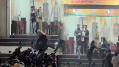 निवडणुकीतला पराभव जिव्हारी, दोन गटात तुफान राडा, बेदम मारहाण; कार्यकर्ते भिडले!