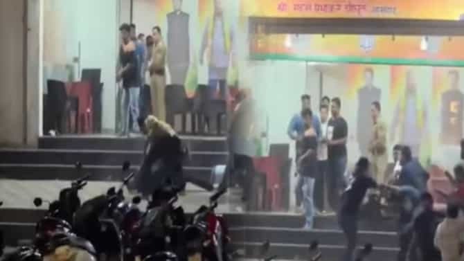 निवडणुकीतला पराभव जिव्हारी, दोन गटात तुफान राडा, बेदम मारहाण; कार्यकर्ते भिडले!