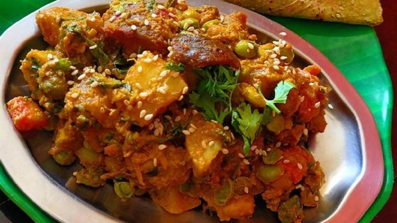 तेल टाकून कुकरमध्ये फोडणी द्या आणि त्यामध्ये बारीक चिरलेल्या भाज्या टाका,काही वेळ सर्व मिक्स करून घ्या आणि मीठ आणि बाकी घरगुती मसाले त्यात टाका.