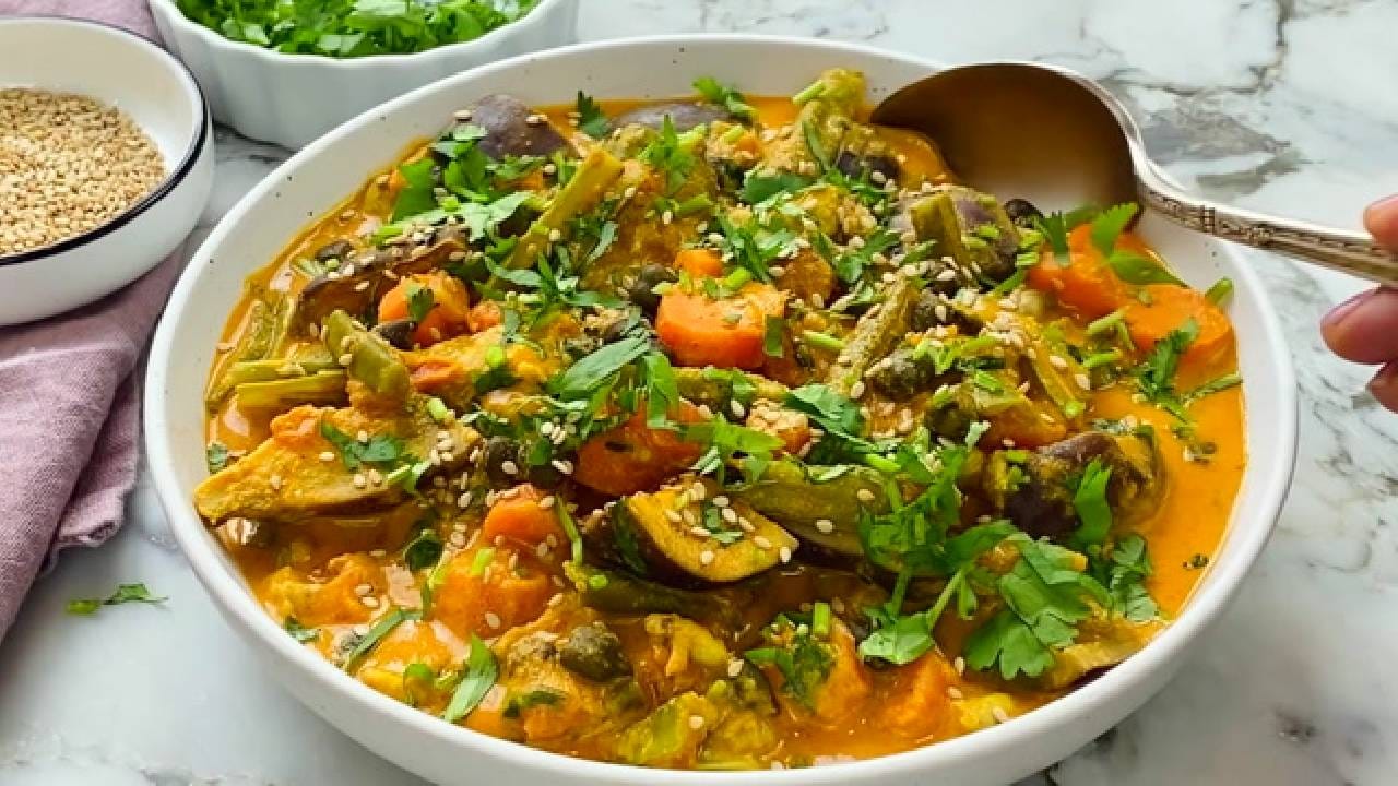 याकरिता पावटा,हरभरा,गाजर, मटार,बटाटा,ओल्या तुरी,वांगी,घेवडा,बोर,उसाचे छोटे तुकडे,पालक शिवाय हिवाळ्याच्या सर्व भाज्या बारीक कट करून घ्या.