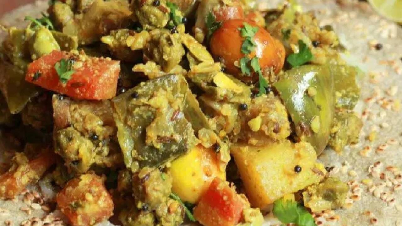 बऱ्याच लोकांना भोगीची भाजी तयार करायची म्हटले की, प्रचंड टेन्शन येते. मात्र, कुकरच्या दोन शिट्ट्यांमध्ये तुम्ही काही वेळात अगदी सोप्प्या पद्धतीने भोगीची भाजी तयार करू शकता.